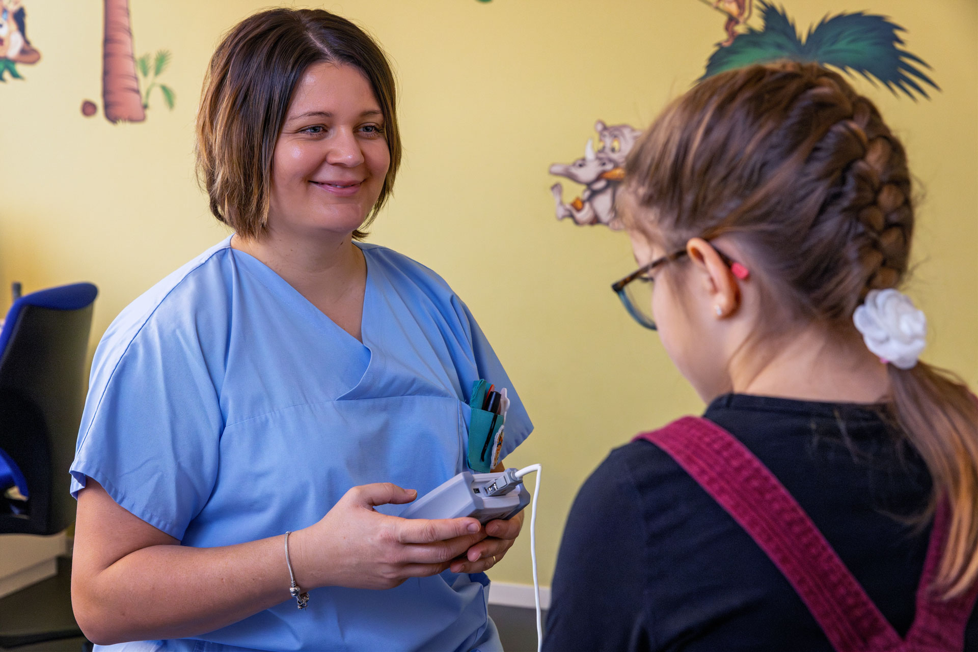 Eine Krankenschwester untersucht ein Mädchen