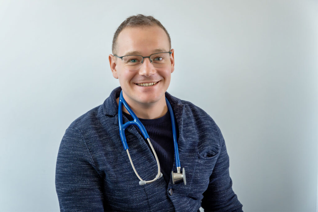 Porträt von Martin Cremer mit einem Stethoskop