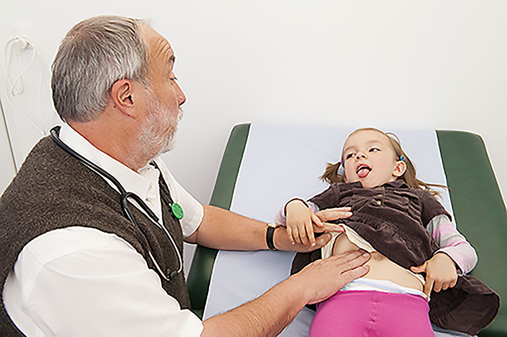 Ein Arzt untersucht ein kleines Mädchen