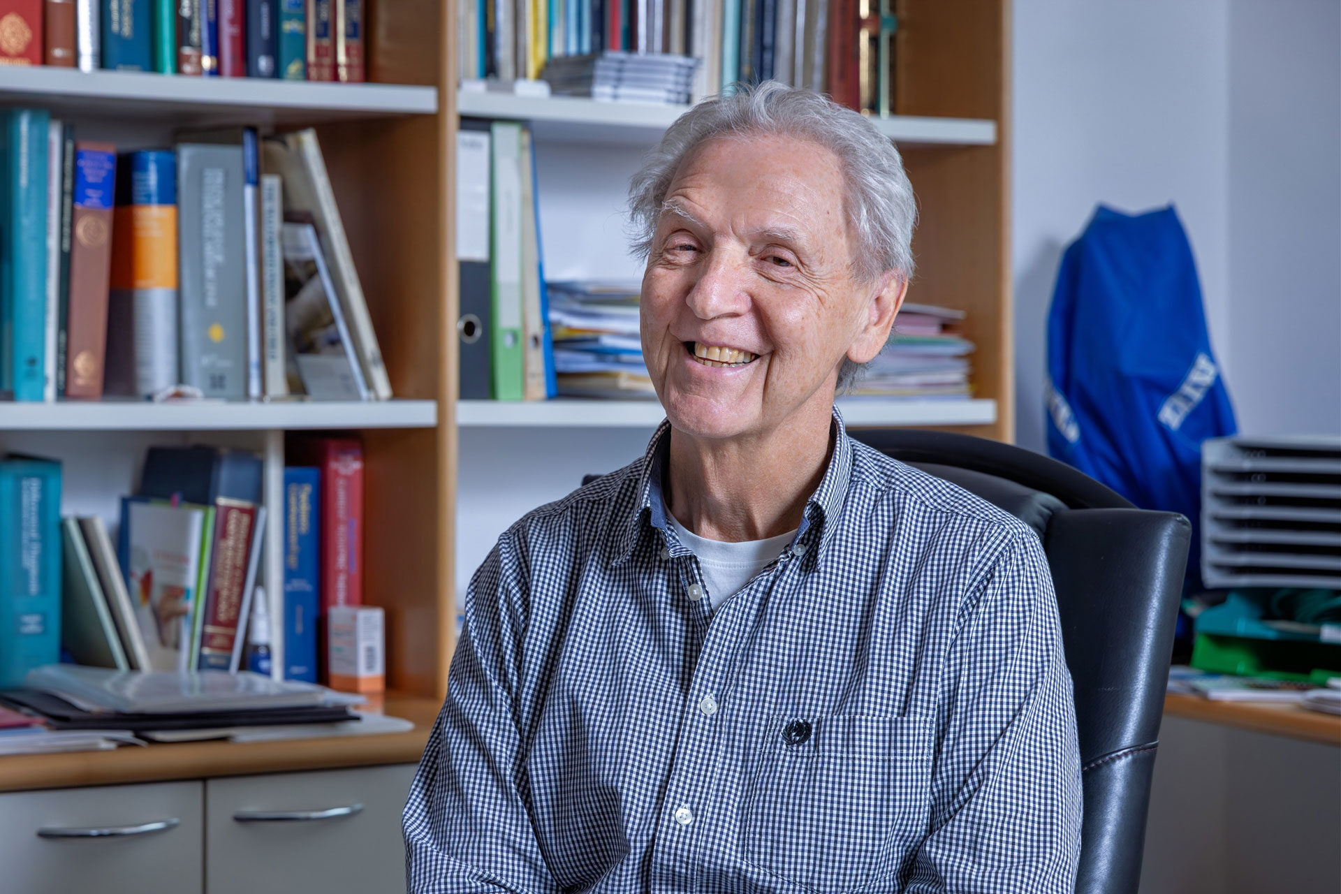 Porträt von Peter Weber an seinem Schreibtisch im Büro