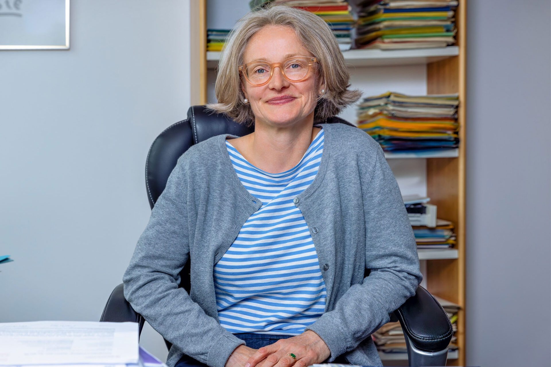 Porträt von Stephanie Juenemann an ihrem Schreibtisch im Büro