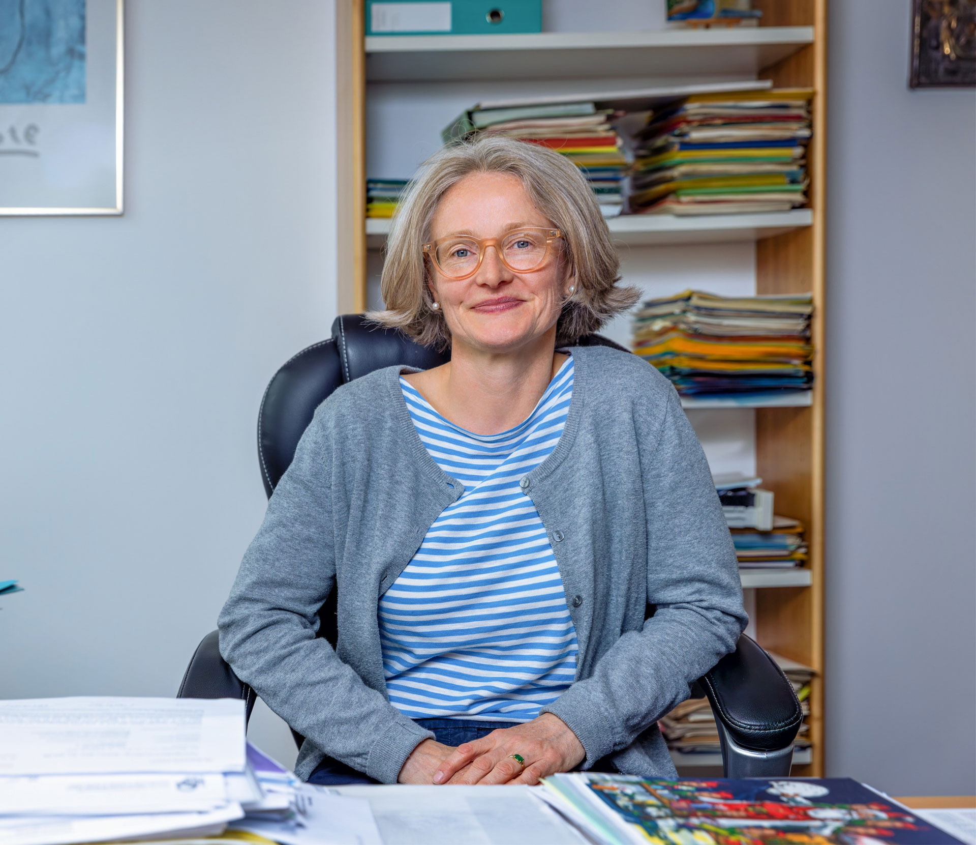 Porträt von Stephanie Juenemann an ihrem Schreibtisch im Büro