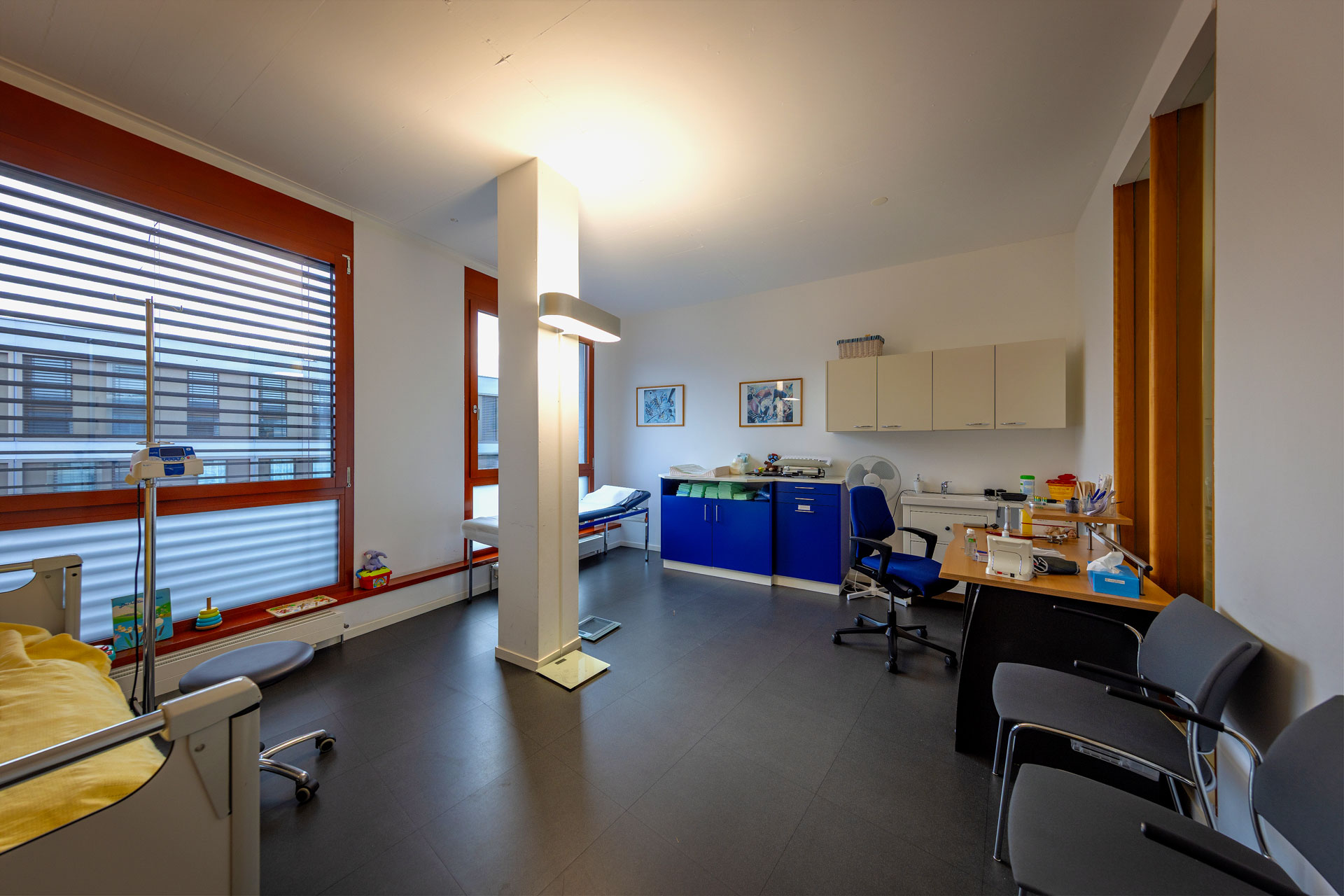 Raum mit einer Arztpraxis und Untersuchungsliegen