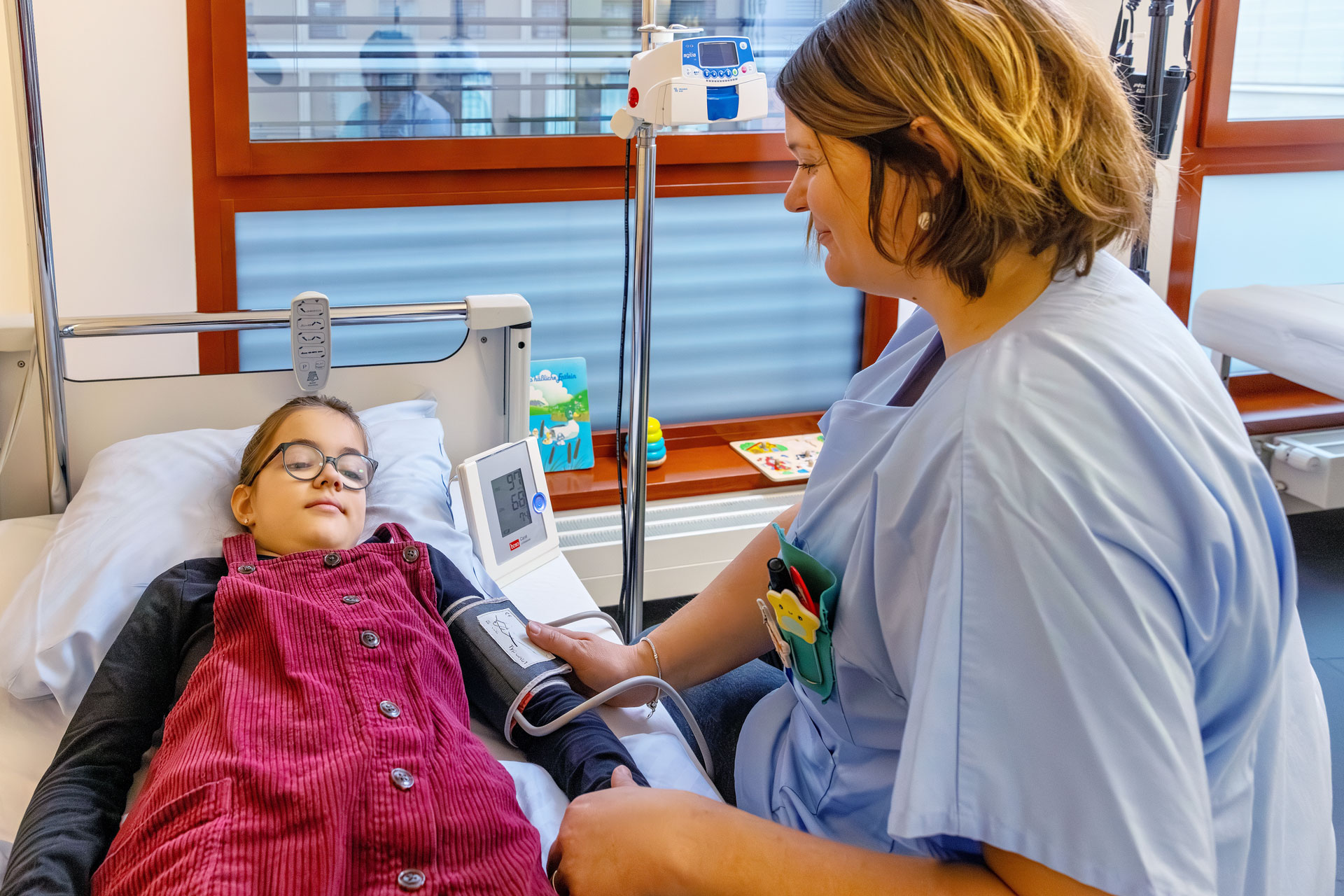 Eine Krankenschwester untersucht ein Mädchen